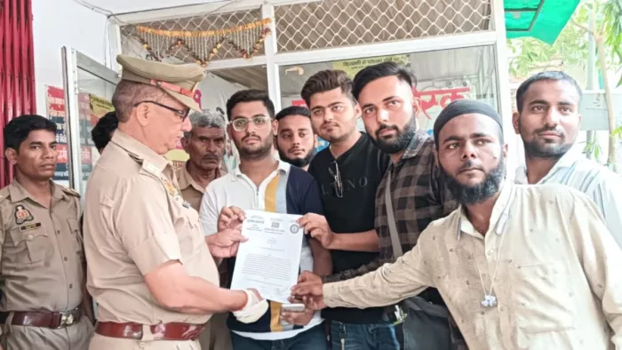 नीट परीक्षा कराने वाली एजेंसी के खिलाफ मुकदमा दर्ज करने के लिए हलीम डिग्री कालेज के छात्रों ने दी तहरीर