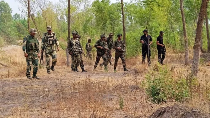 पीटीके-सीमांत एरिया में सेना सर्च अभियान चलाते हुए