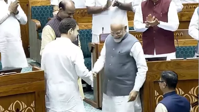 राहुल गांधी से हाथ मिलाते पीएम मोदी (फोटो- संसद टीवी)