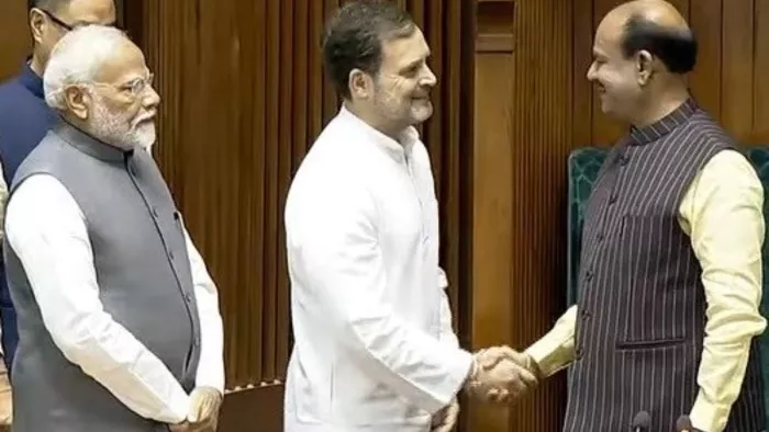 सफेद टी-शर्ट छोड़ सफेद कुर्ते और पजामे में दिखे राहुल गांधी (फोटो- सोशल मीडिया)