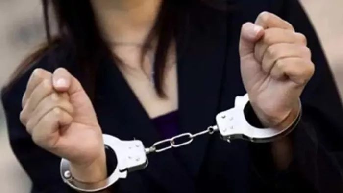 रेवाड़ी में झूठे केस में फंसाकर रुपये ऐंठने वाली महिला को गिरफ्तार किया गया। (सांकेतिक तस्वीर)