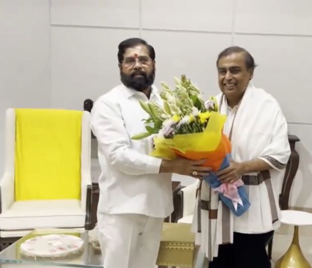 Anant-Radhika Wedding: मुकेश अंबानी ने महाराष्ट्र के सीएम को दिया बेटे की  शादी का न्योता, संग नजर आए अनंत-राधिका - mukesh ambani invited Maharashtra  cm Eknath Shinde for Son Anant ...
