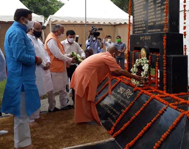 मुख्यमंत्री योगी आदित्यनाथ ने शहीदों का नमन किया।