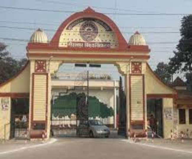 गोरखपुर विश्‍वविद्यालय के मुख्‍य द्वार का फाइल फोटो, जागरण।
