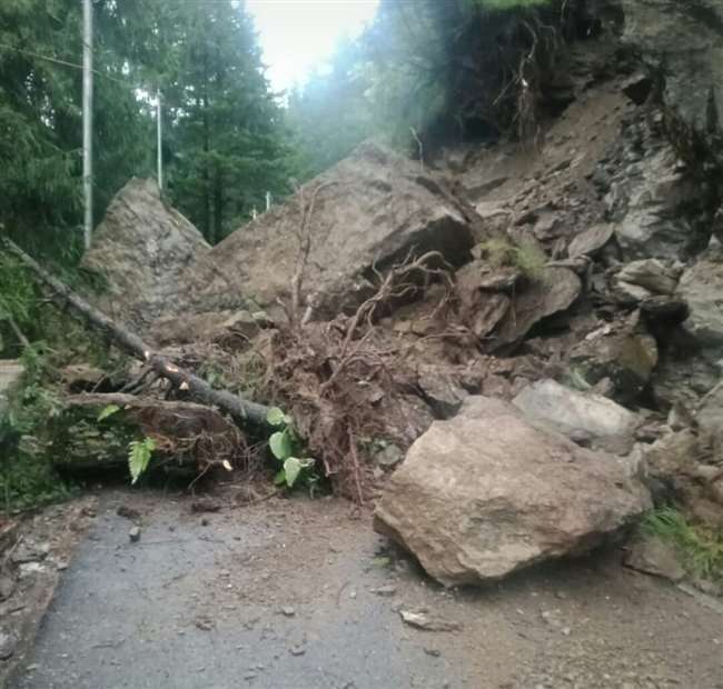 हिमाचल प्रदेश में सुबह से भारी बारिश का दौर जारी है।