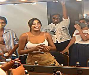 Janhvi Kapoor had fun with Aksa gang member in shooting.