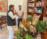 अखिलेश यादव ने पूर्व केंद्रीय मंत्री स्वर्गीय चौधरी अजित सिंह को श्रद्धांजलि अर्पित की।