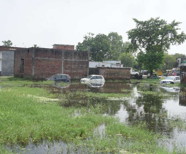 गोरखपुर शहर के करीम नगर में जलजमाव। जागरण।