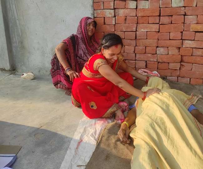 वृद्ध की मौत पर रोते स्‍वजन, जागरण।