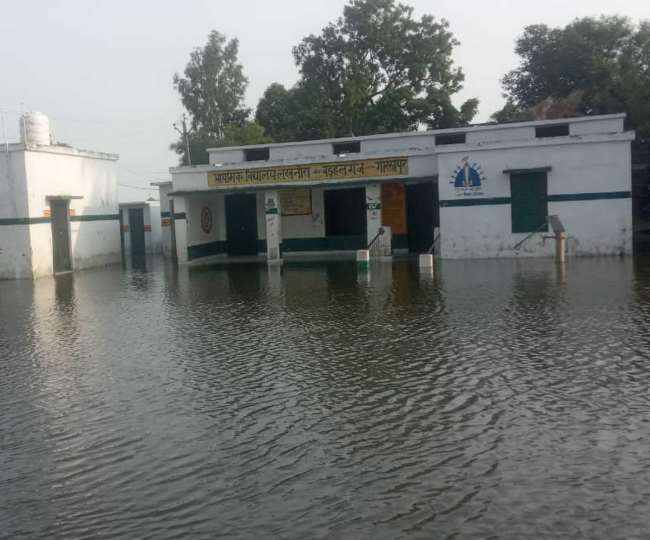 बड़हलगंज के प्राथमिक विद्यालय लखनौरा में लगा राप्ती का पानी। जागरण