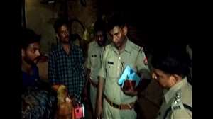 खंदौली के गढ़ी राठौर में फायरिंग होने पर पीड़ित परिवार से पूछताछ करती पुलिस।