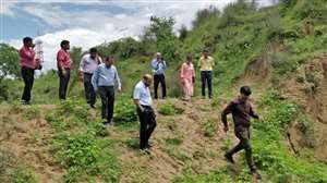 ताज संरक्षित वन क्षेत्र में जांच करती एनजीटी की टीम। साथ हैं पर्यावरणविद डा. शरद गुप्ता।