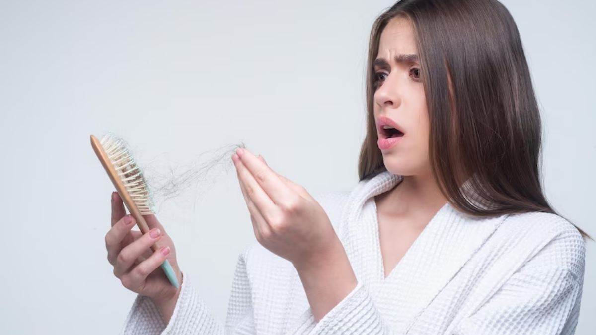 Hair Care Tips: इन 6 कारणों से झड़ते हैं आपके बाल, इस समस्या से राहत पाने  के लिए अपनाएं ये उपाय - monsoon hair care tips causes of hair loss and  baldness