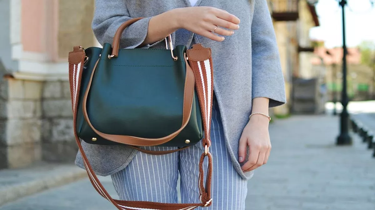 इन डिजाइनर Handbags For Ladies के साथ बनाएं अपना स्टेटस सिंबल, लुक और कीमत देख तुरंत कर देंगी ऑर्डर