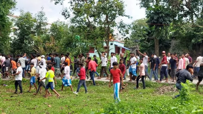 कटिहार में पुलिस ने प्रदर्शनकारियों पर चलाईं गोलियां।