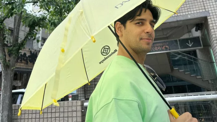 Sidharth Malhotra Video Viral Yodha Actor Done Signature Step of Shah Rukh Khan in Mumbai Rains /Instagram
