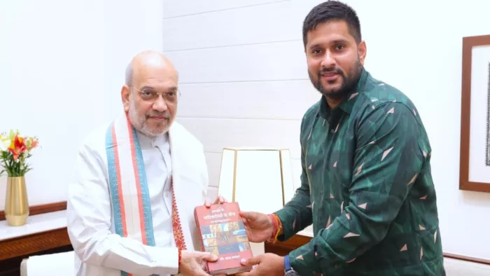 नई दिल्ली में अमित शाह से मुलाकात करते अंतरराष्ट्रीय क्रिकेटर सौरभ तिवारी। फोटो- जागरण
