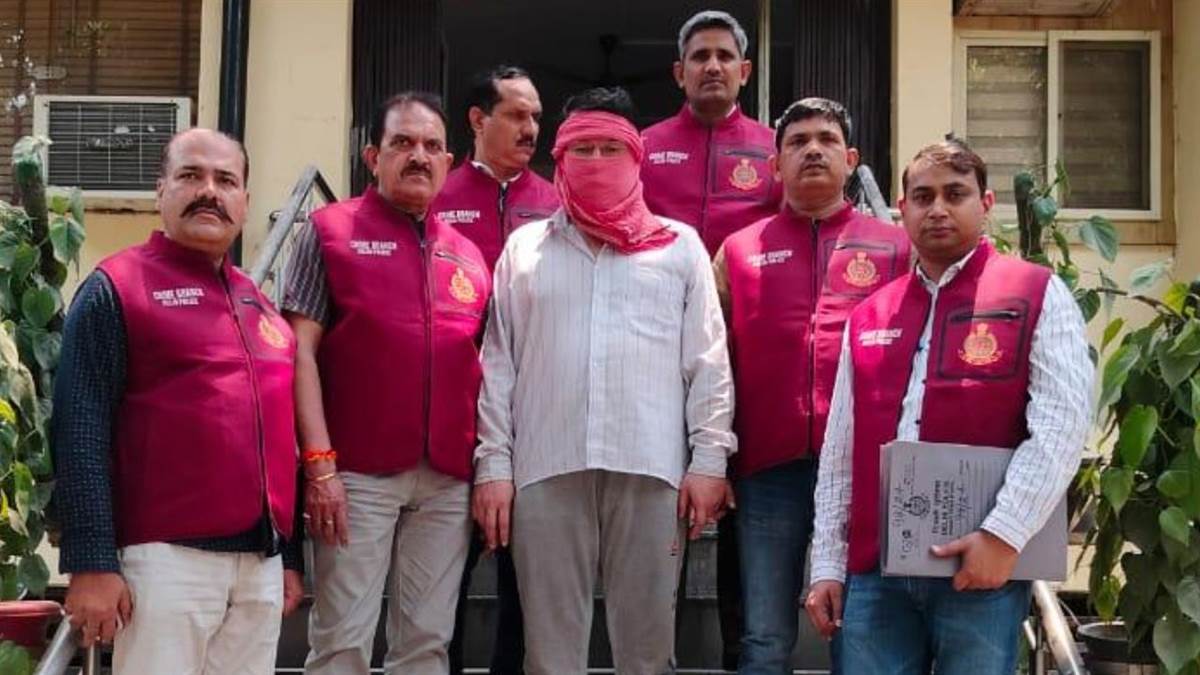 ncr delhi anti narcotics task force have arrested a drug smuggler with heroin of one crore