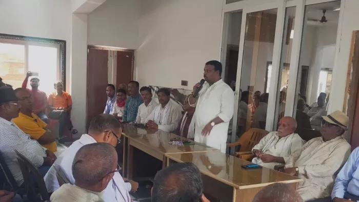 बैठक को संबोधित करते विधायक अमित यादव