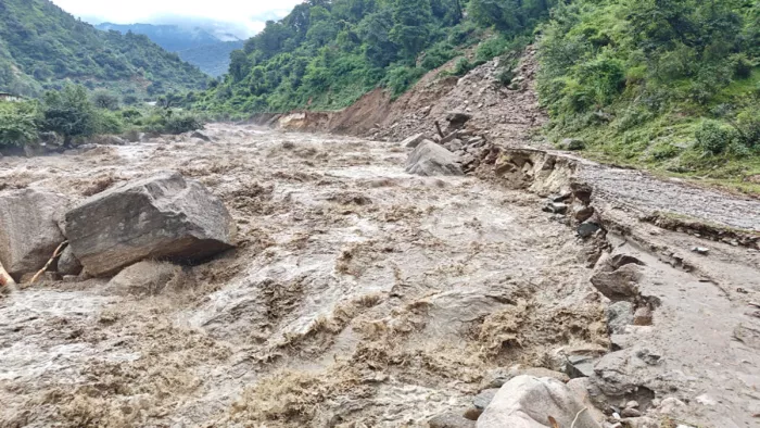 Flood in Tehri: बीती रात्रि को हुई भारी बारिश से बाल गंगा नदी में भयानक बाढ़