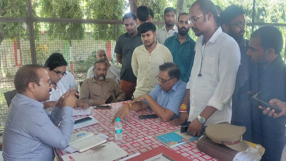 Bulandshahr : परीक्षा नहीं कराने पर छात्रों का हंगामा, पेट्रोल लेकर पहुंचा छात्र और अपने ऊपर उड़लने लगा और ...