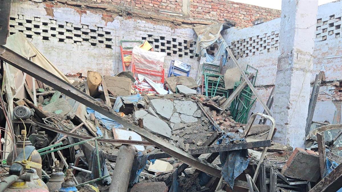 ncr factory roof collapse in new delhi one dead one injured