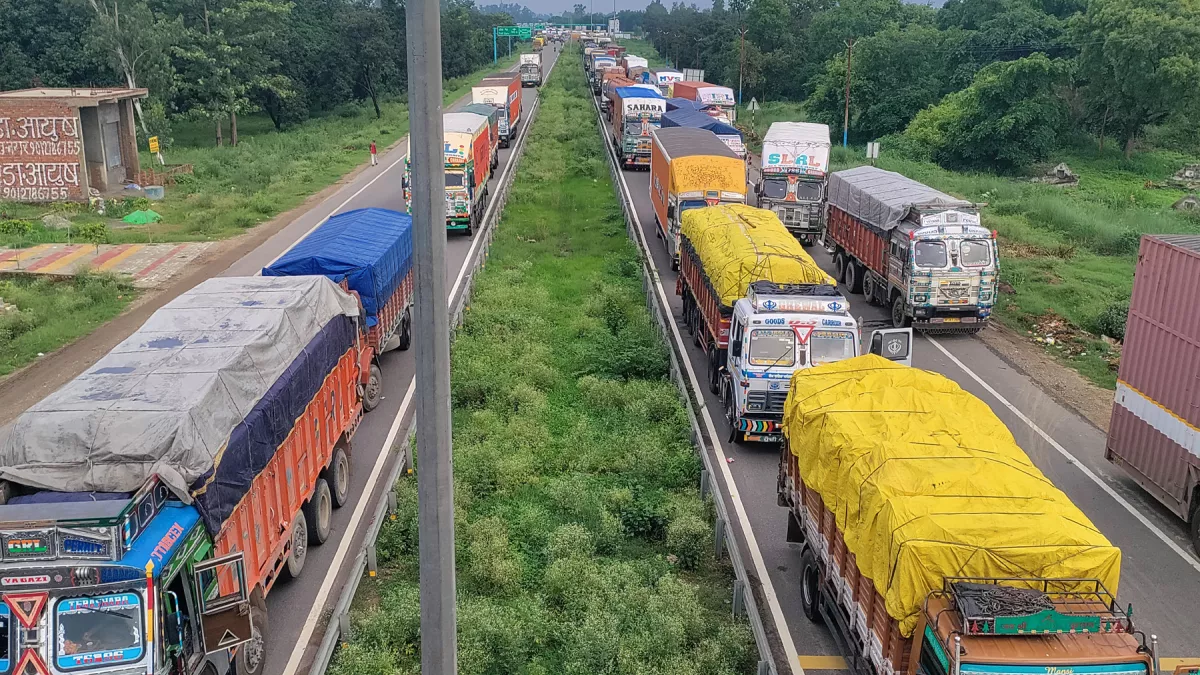 UP Highway: इस रास्ते गुजरे तो फंस जाएंगे, मीरापुर में राजमार्ग पर लगा लंबा जाम