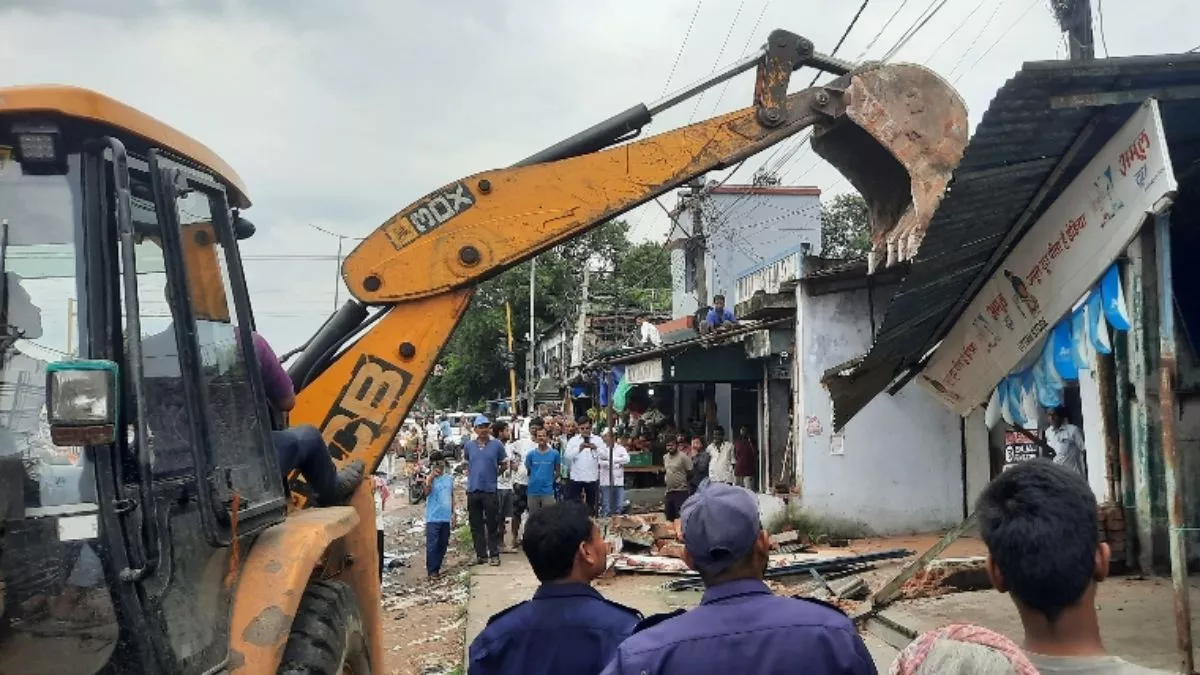 Bulldozer Action: धनबाद के इस जगह गरजा बुलडोजर, 40 दुकानों और मकानों को किया गया ध्वस्त; जमकर हुआ विरोध
