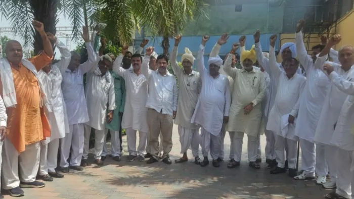जीटी रोड पर एक ढाबे के पास पंचायत में अपनी मांगे उठाते खाप अध्यक्ष। जागरण