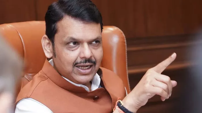 सहयोगी दलों के मंत्रियों की वजह से सीएम फडणवीस को होना पड़ रहा शर्मसार।(फाइल फोटो)