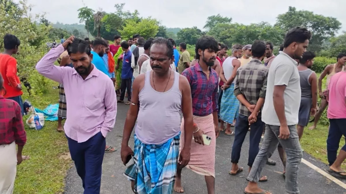 Dumka News: ट्रैक्टर की चपेट में आने से बाइक चालक की दर्दनाक मौत, ग्रामीण कर रहे मुआवजे की मांग