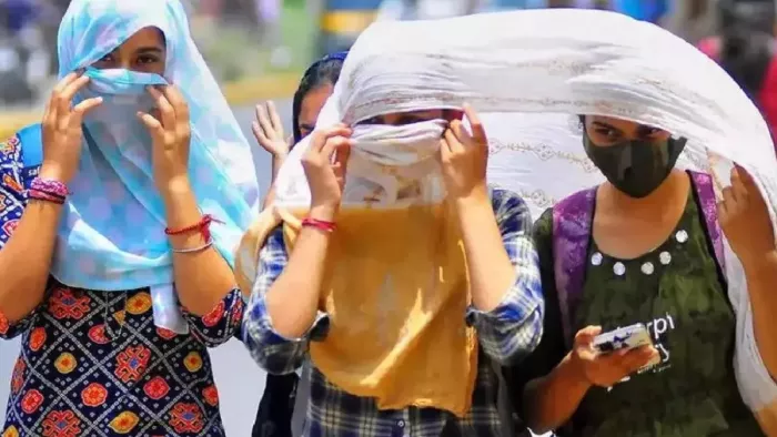दिल्ली में रही उमस भरी गर्मी, आज हो सकती है हल्की वर्षा।