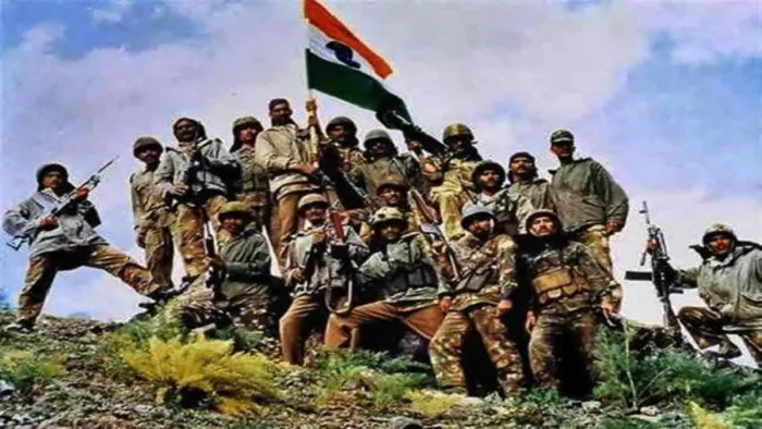 आंखें भीगी थी, दिल में गर्व और निगाहें फतेह की जा चुकी कारगिल की चोटियों पर
