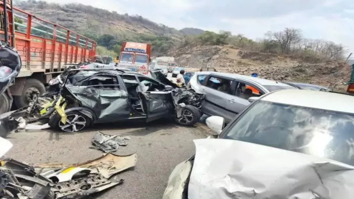 ब्रेक फेल होने की वजह से कंटेनर ट्रेलर ट्रक अनियंत्रित हो गया (फोटो: जेएनएन)