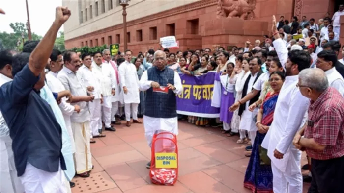 शुक्रवार को भी संसद के दोनों सदन राजनीति का अखाड़ा बने रहे (फोटो: पीटीआई)