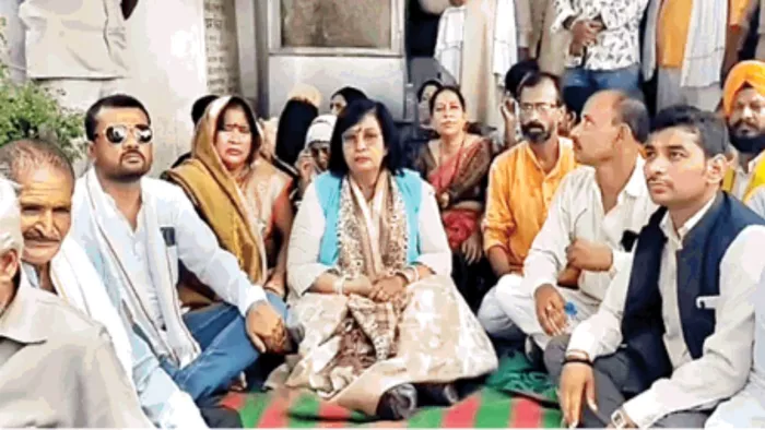 कानपुर देहात की अकबरपुर कोतवाली में समर्थकों के साथ गुरुवार को धरने पर बैठीं राज्यमंत्री प्रतिभा शुक्ला l जागरण