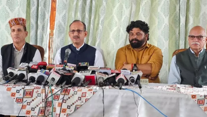 शिमला में पत्रकारों से बातचीत करते भाजपा नेता सतपाल सत्ती व अन्य।