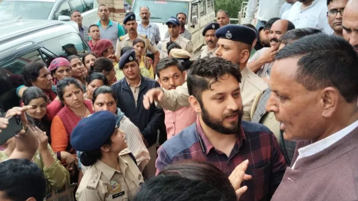 जिला मंडी के थुनाग में शुक्रवार को मंत्री के खिलाफ प्रदर्शन करते लोगों को समझाते अधिकारी।