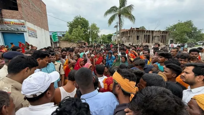 छात्र की मौत के बाद घटनास्थल पर जुटे लोग। (जागरण)