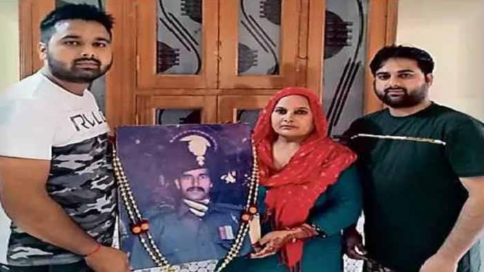 बलिदानी योगेंद्र यादव की पत्नी व बच्चे। जागरण