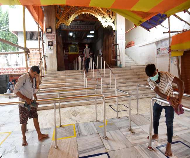 पटना के प्रसिद्ध महावीर मंदिर में हो रही साफ-सफाई।