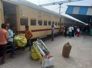हरदोई में सिग्नल ओवरशूट, इमरजेंसी ब्रेक लगाकर रोकी ट्रेन
