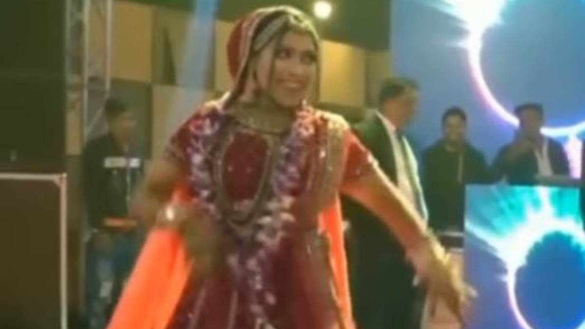 desi bride hot dance viral video on mujhe naulakha mangawa de re song of movie sharaabi starrer amitabh bachchan and jaya prada