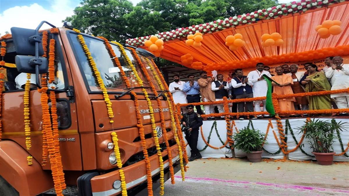 सीएम योगी ने दिखाई नई कूड़ा गाड़ियों और मोबाइल काम्पेक्टर को हरी झंडी।