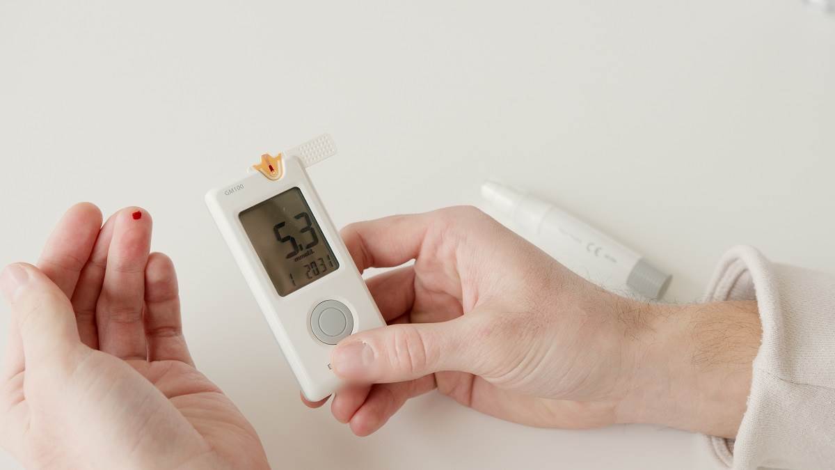 Glucometer for home: cover image - pexels