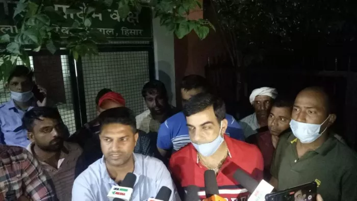 सोनाली फोगाट के स्वजन मीडिया से बात करते हुए। (जागरण)