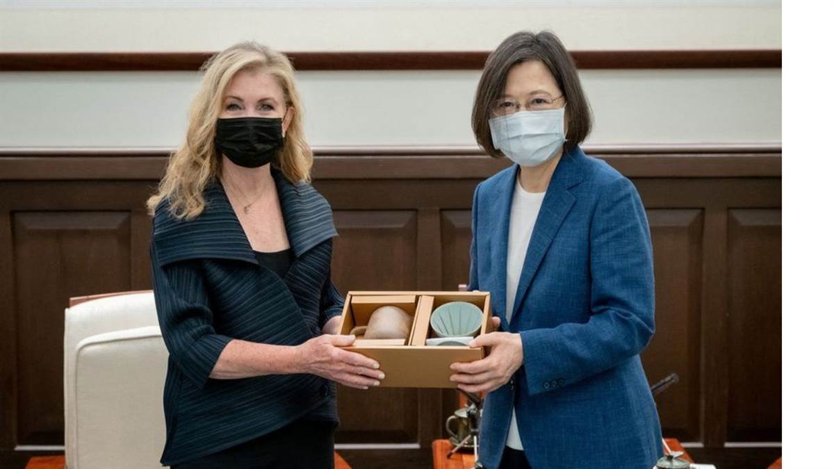 u s senator visit taiwan and talk on china issues