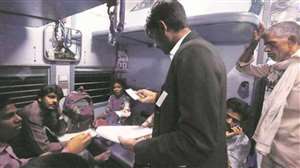 Indian Railway: चक्रधरपुर मंडल के रेलवे स्टेशनों पर चलाया जा रहा टिकट चेकिंग अभियान, बिना टिकट यात्रा करने वालों की