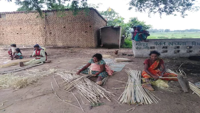 बांस के उत्पाद तैयार करती मसियातु गांव की महिलाएं।