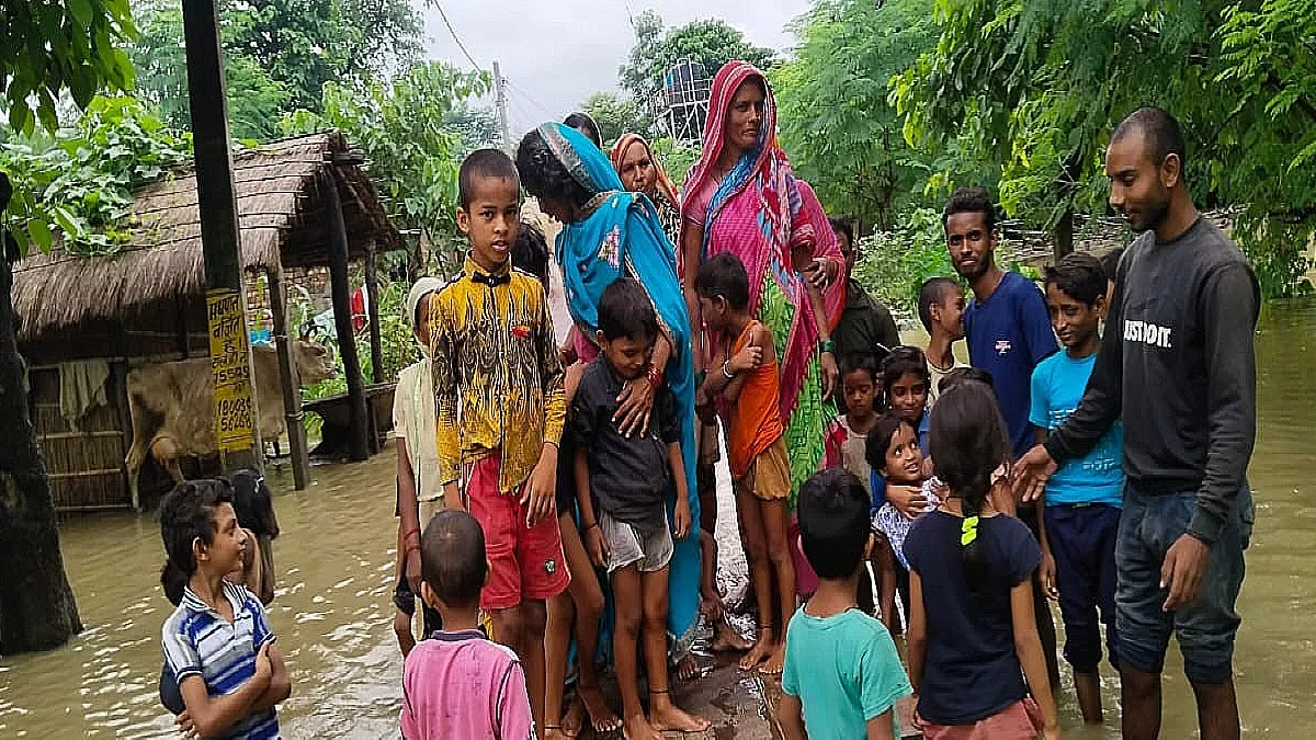 West Champaran: लगातार बारिश से उफनाई आधा दर्जन पहाड़ी नदियां, दर्जनों घरों में घुसा बाढ़ का पानी